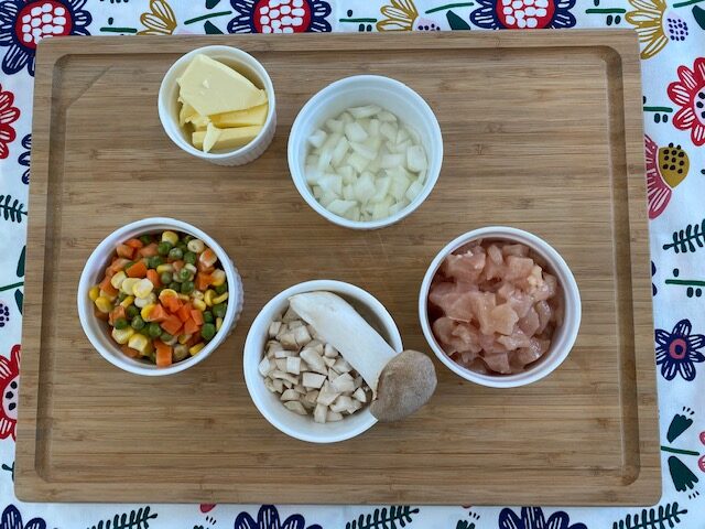 วัตถุดิบสำหรับพายไก่ซอสขาว